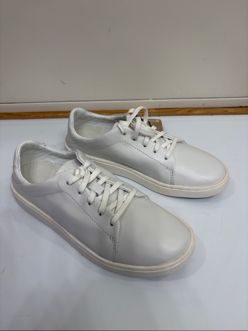 NWT OluKai Women's White Leather Low-Top Sneakers